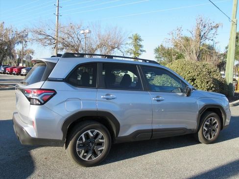 Used 2025 Subaru Forester Premium image 6