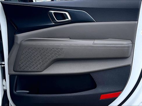 Used 2025 Kia Carnival image 21