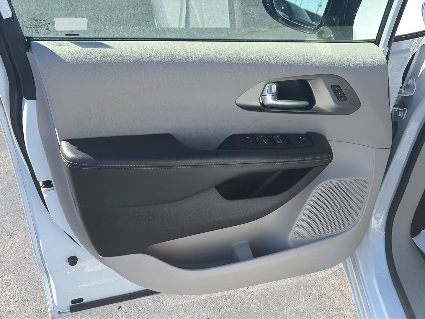 Used 2024 Chrysler Pacifica Touring-L FWD image 9