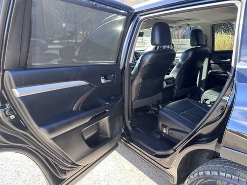 Used 2017 Toyota Highlander XLE image 23