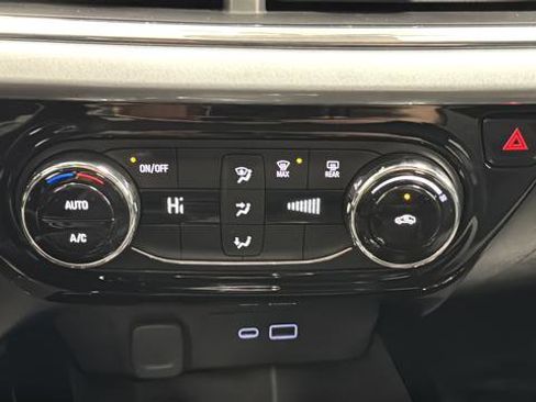 Used 2025 Chevrolet Trax LT image 17
