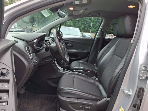 Used 2019 Chevrolet Trax LT w/ LT Convenience Package AWD/4WD image 14