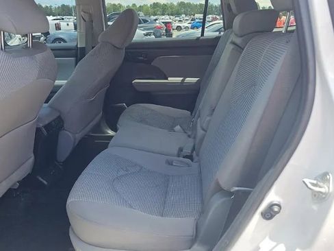 Used 2023 Toyota Highlander L FWD image 6