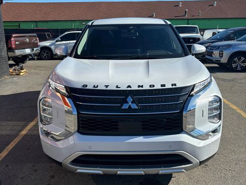 Used 2022 Mitsubishi Outlander SE image 2