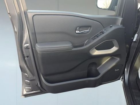Used 2024 Nissan Frontier SL image 10
