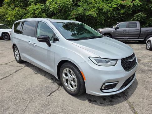 Used 2024 Chrysler Pacifica Limited FWD image 3