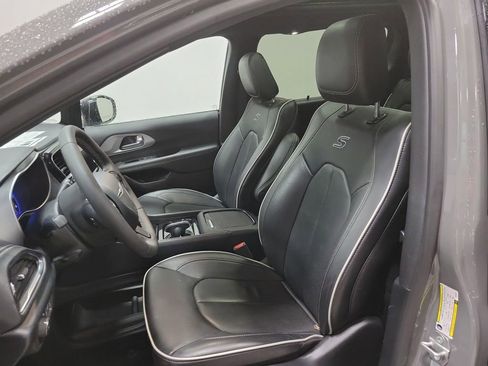 Used 2025 Chrysler Pacifica Limited image 26