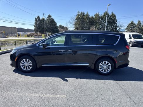 Used 2017 Chrysler Pacifica Touring-L image 5