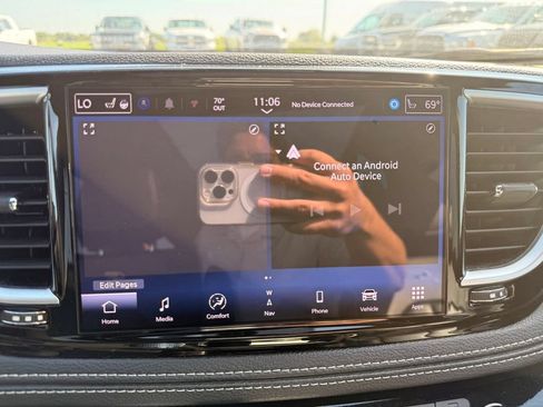 Used 2025 Chrysler Pacifica Limited FWD image 12