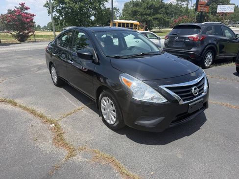Used 2016 Nissan Versa SV FWD image 3
