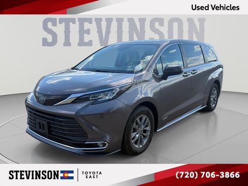 Used 2021 Toyota Sienna XLE AWD/4WD image 1