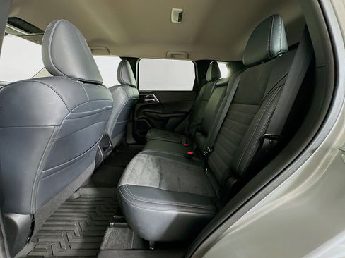 Used 2024 Mitsubishi Outlander SE image 27