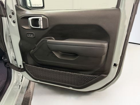 Used 2023 Jeep Wrangler Unlimited AWD/4WD image 33