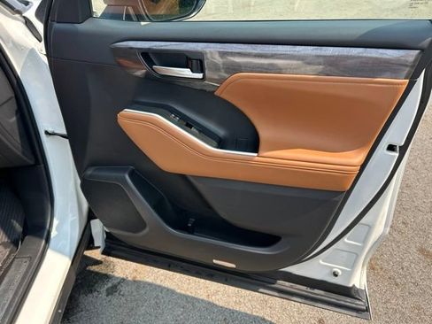 Certified 2025 Toyota Highlander Platinum AWD/4WD image 44