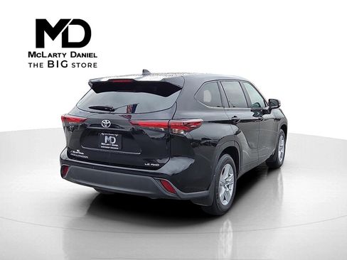 Used 2024 Toyota Highlander LE image 5