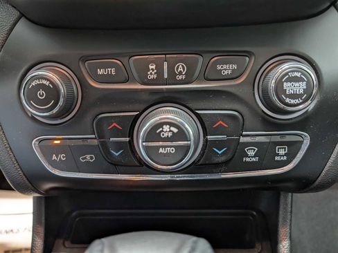 Used 2019 Jeep Cherokee Limited image 32