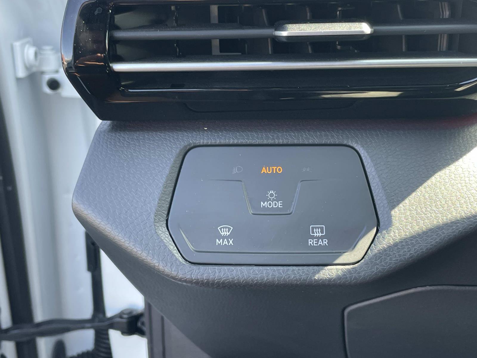 Certified 2024 Volkswagen ID.4 2WD image 18