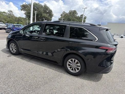 Used 2021 Toyota Sienna XLE FWD image 4