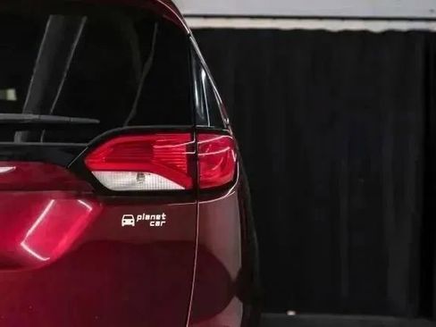Used 2018 Chrysler Pacifica Touring Plus w/ Tire & Wheel Group FWD image 46