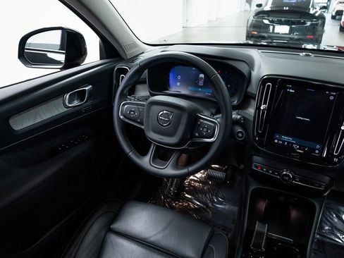 Used 2024 Volvo XC40 B5 Plus image 10