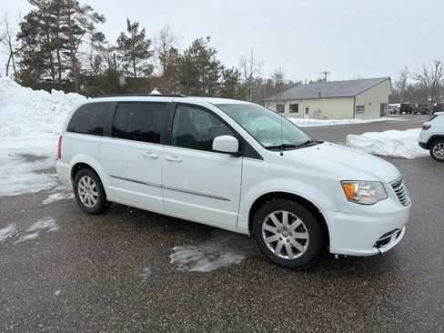 Used 2016 Chrysler Town & Country Touring FWD image 9