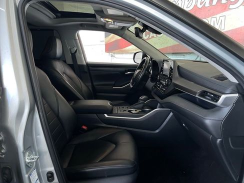 Used 2020 Toyota Highlander XLE image 23