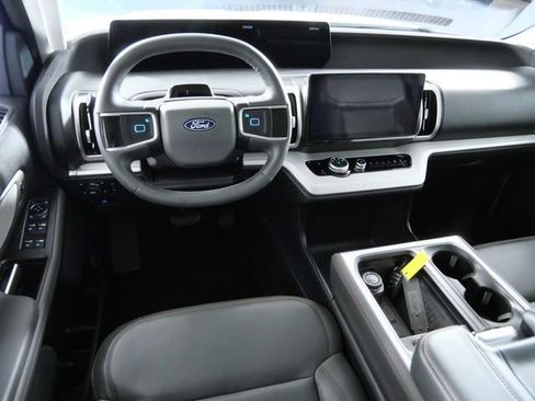 Certified 2025 Ford Expedition Active AWD/4WD image 4