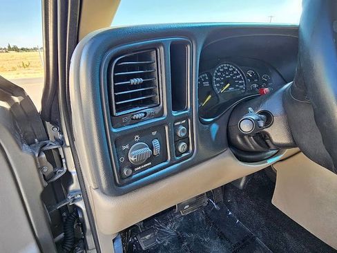 Used 2002 Chevrolet Avalanche 2WD w/ Convenience Pkg image 24