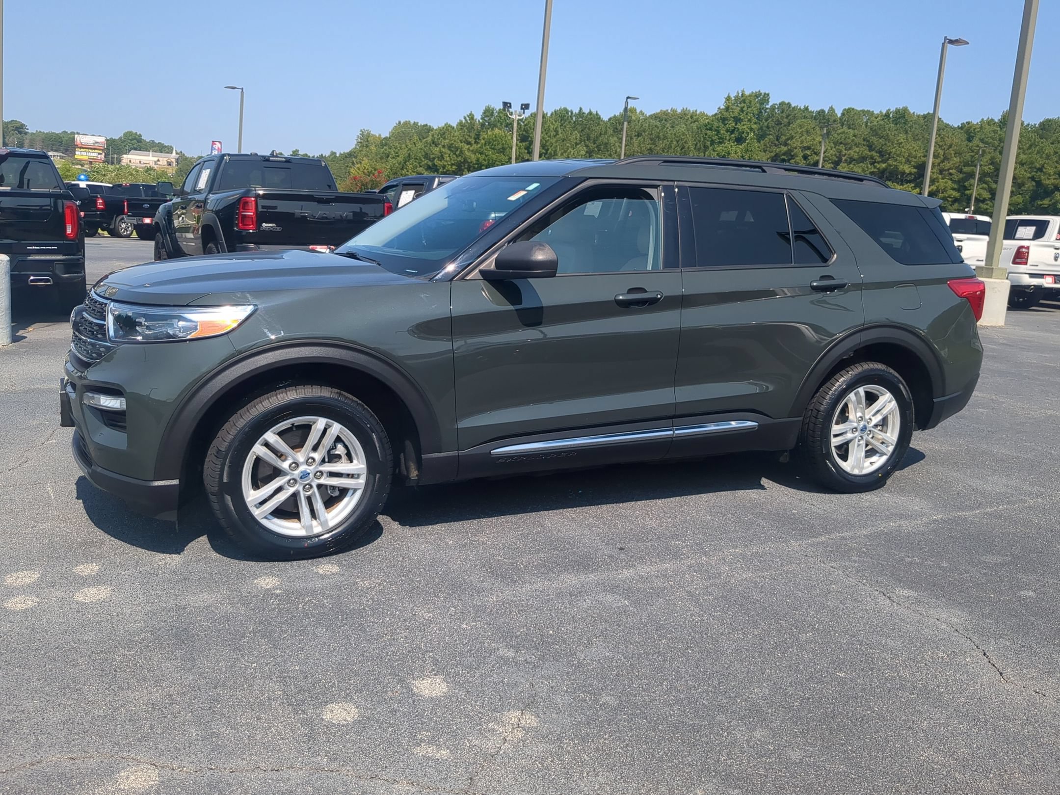 Used 2024 Ford Explorer XLT w/ Equipment Group 202A RWD image 8