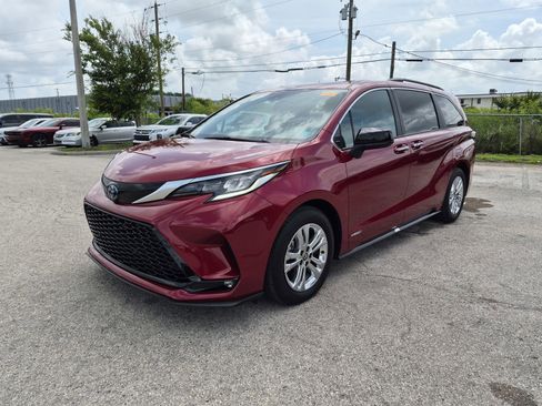 Used 2021 Toyota Sienna XSE AWD/4WD image 1