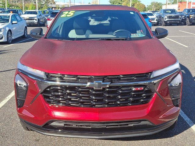 Used 2025 Chevrolet Trax RS w/ Sunroof Package FWD image 2