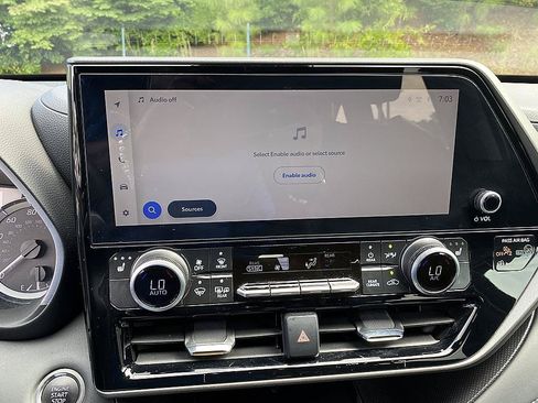 Used 2025 Toyota Highlander XLE FWD image 9