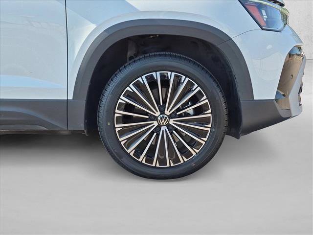 Used 2025 Volkswagen Taos SE FWD image 23