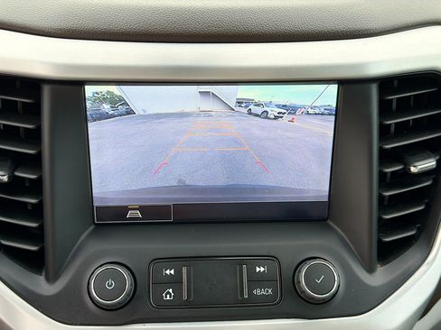Used 2022 GMC Acadia SLT w/ Preferred Package FWD image 33