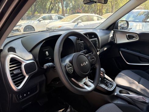 Used 2025 Kia Soul LX w/ LX Technology Package FWD image 32