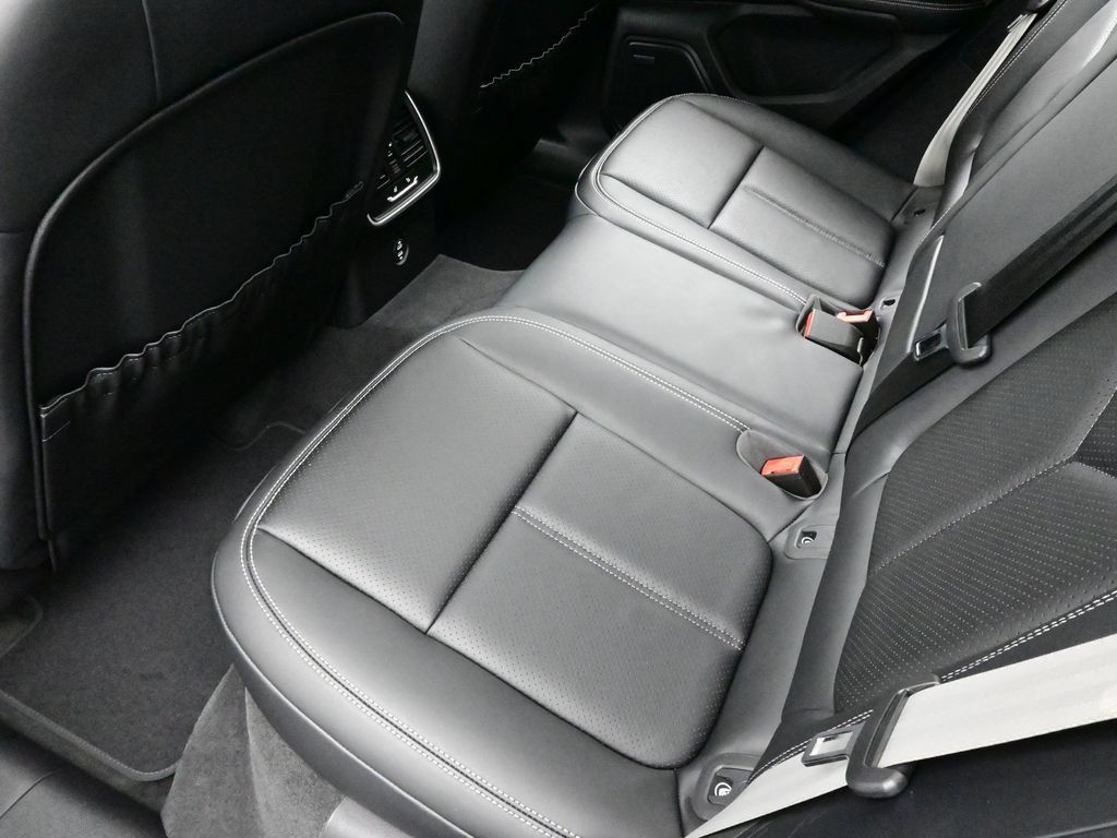 Certified 2026 Porsche Macan AWD/4WD image 15