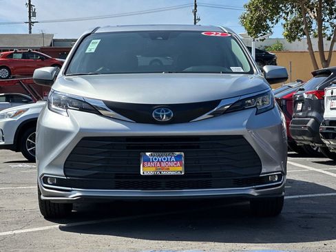 Used 2022 Toyota Sienna XLE image 9