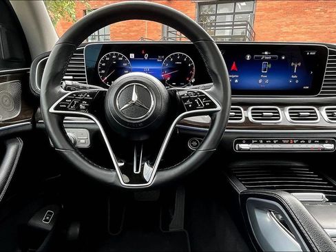 Used 2024 Mercedes-Benz GLS 450 4MATIC image 7