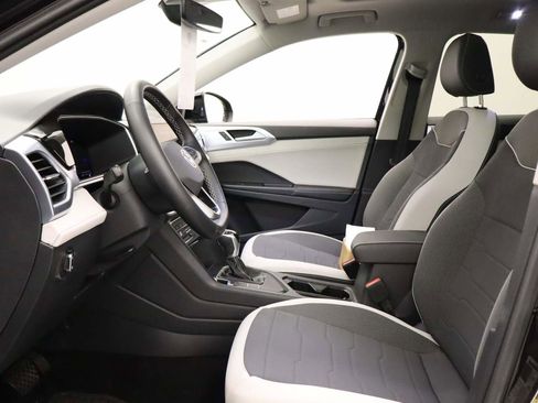 Certified 2025 Volkswagen Taos SE w/ Panoramic Sunroof Package image 15