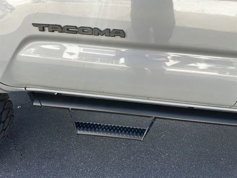 Used 2018 Toyota Tacoma TRD Sport RWD image 25