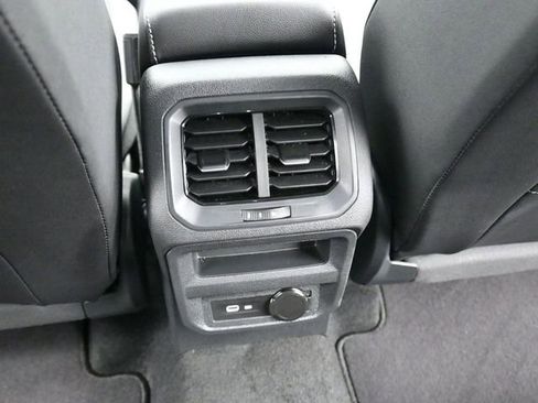 Used 2024 Volkswagen Tiguan SE image 16