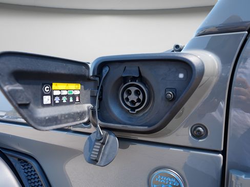 Used 2023 Jeep Wrangler Unlimited w/ Sun & Screen Package AWD/4WD image 22