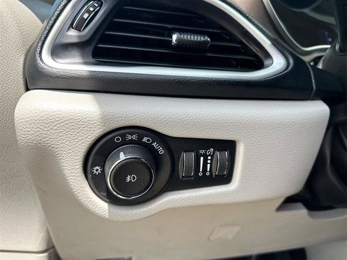 Used 2018 Chrysler Pacifica Touring-L FWD image 18
