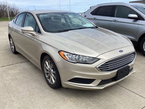 Used 2017 Ford Fusion SE w/ Fusion SE Technology Package image 9