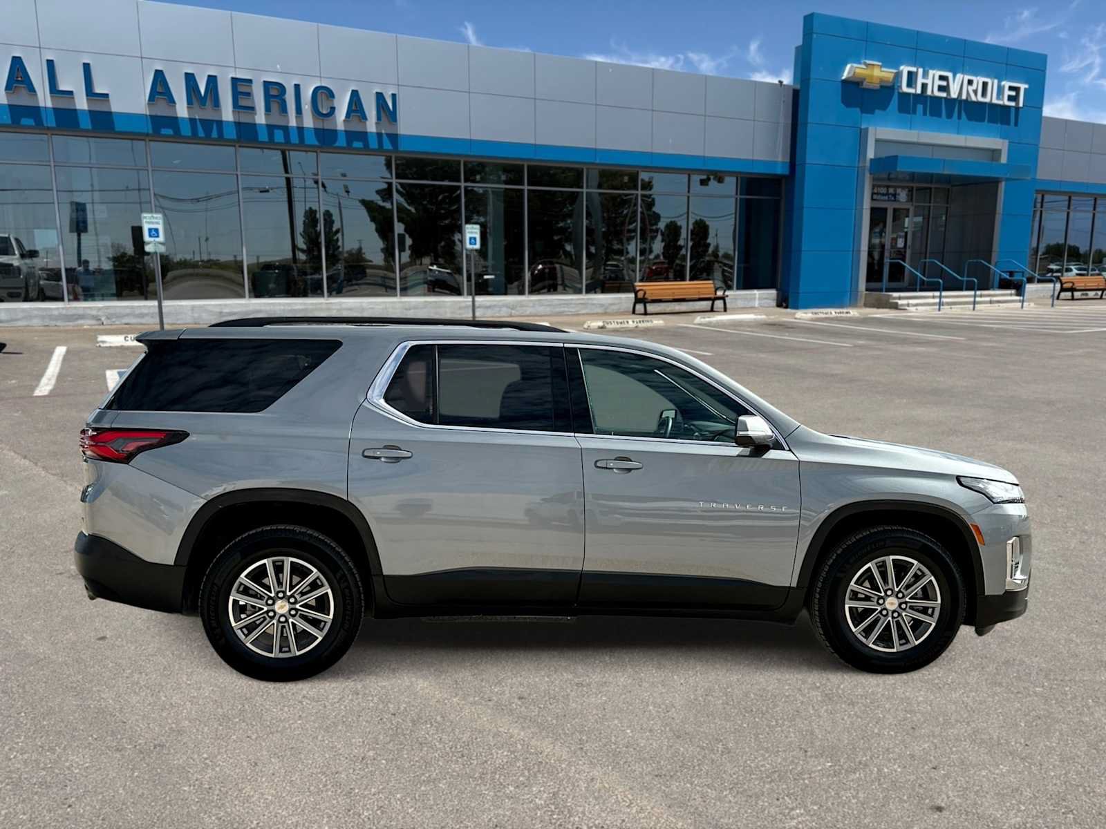 Used 2023 Chevrolet Traverse LT FWD image 9