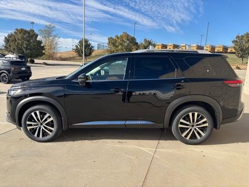 New 2025 Nissan Pathfinder Platinum w/ Black Appearance Package image 3