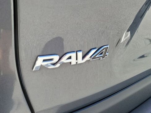 Used 2021 Toyota RAV4 XLE w/ Convenience Package image 5