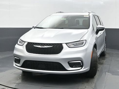 New 2026 Chrysler Pacifica Pinnacle image 3