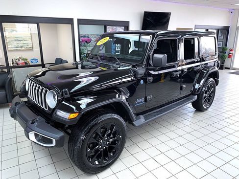 Used 2025 Jeep Wrangler Unlimited Sahara w/ Safety Group AWD/4WD image 2
