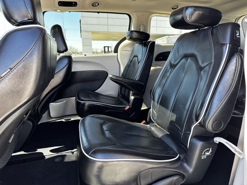 Used 2023 Chrysler Pacifica Limited image 30